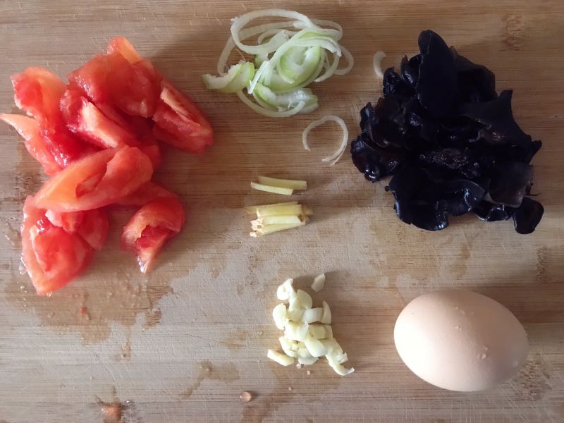 第1步(【小二，来碗面】—西红柿鸡蛋（木耳）打卤面（拌面）的做法)