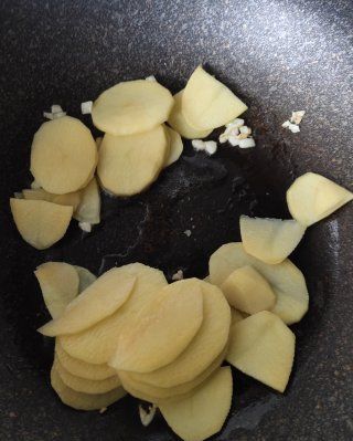 第4步(青椒火腿土豆片的做法)