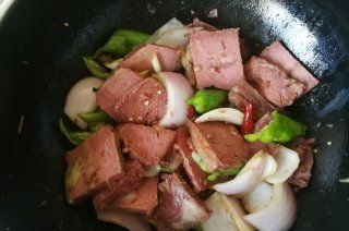 第8步(青椒洋葱炒酱牛肉的做法)