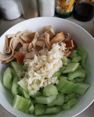 第3步(熏干豆腐拌黄瓜的做法)