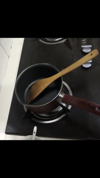 第1步(自制焦糖奶茶的做法)