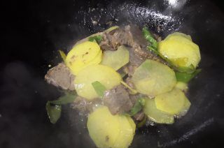 第7步(土豆炒牛肉的做法)