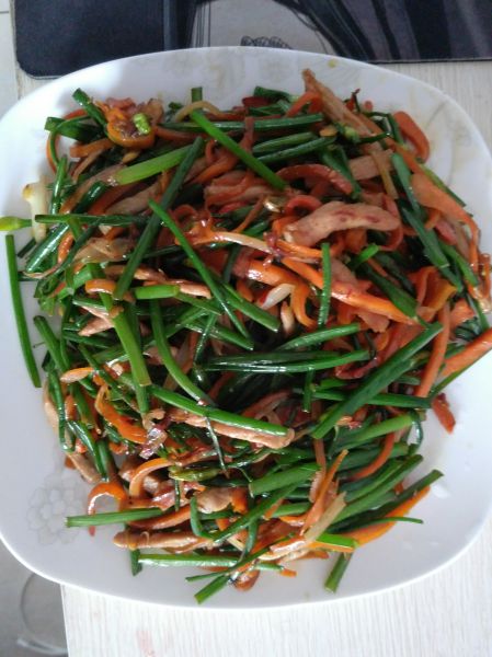 改良韭菜苔炒肉丝成品图