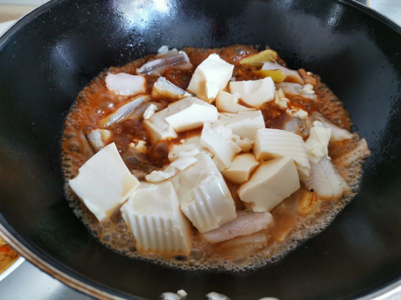 第3步(豆腐鱼炖豆腐的做法)