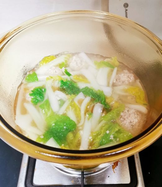 第7步(豆腐丸子 大白菜的【豆腐丸子白菜汤】的做法)
