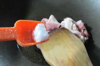 第3步(老豆腐盐煎肉的做法)