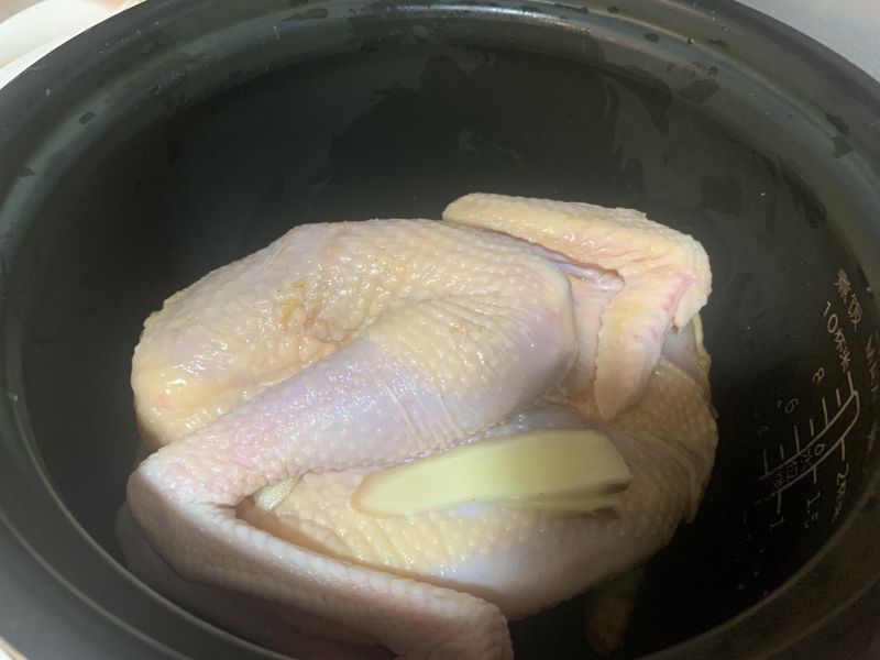 第1步(电饭锅盐焗鸡的做法)