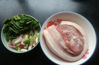 第1步(蒜苗回锅肉的做法)