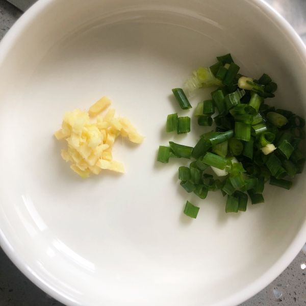 第2步(西红柿鸡蛋肉圆汤的做法)