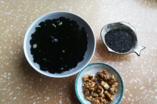 第1步(黑豆黑芝麻核桃豆浆的做法)