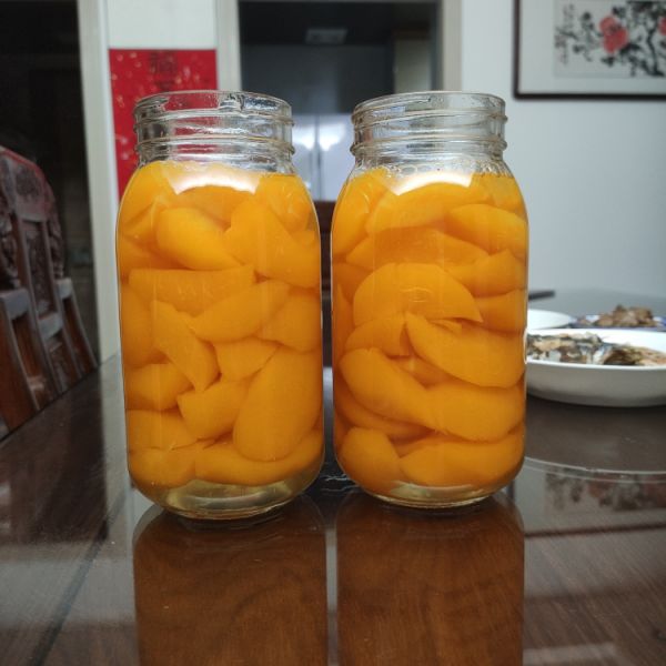 黄桃罐头成品图
