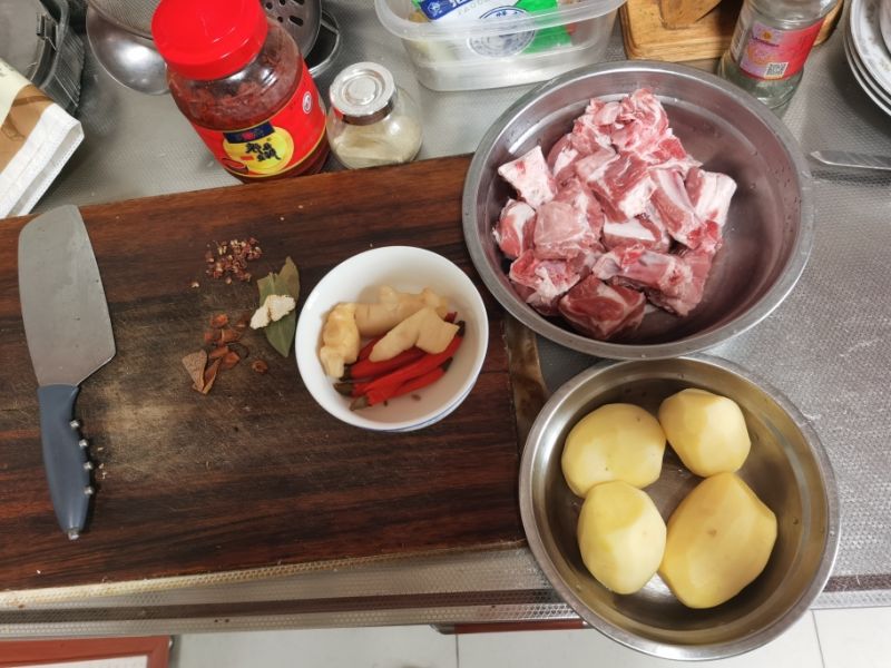 第1步(川式土豆烧排骨的做法)