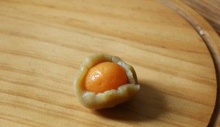 第7步(莲蓉蛋黄月饼￼的做法)