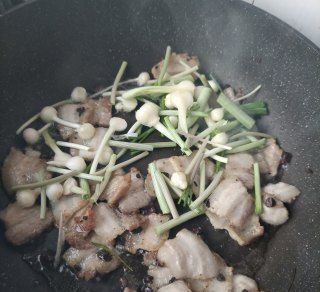 第10步(豉香薤白回锅肉的做法)