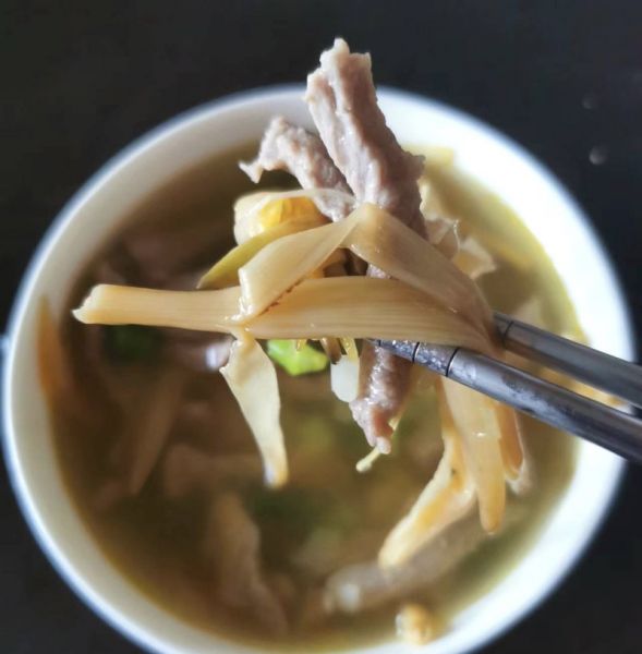 黄花菜瘦肉汤图片
