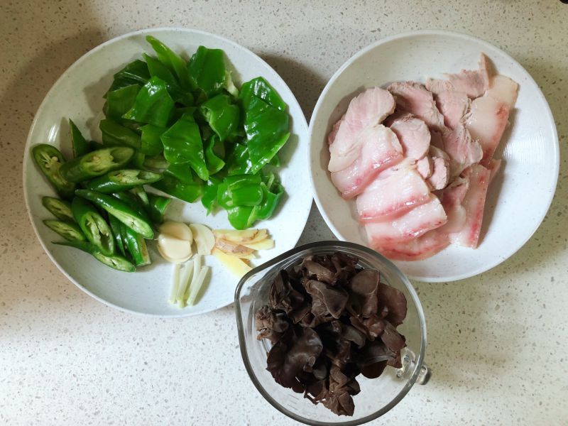 第2步(青椒木耳回锅肉的做法)