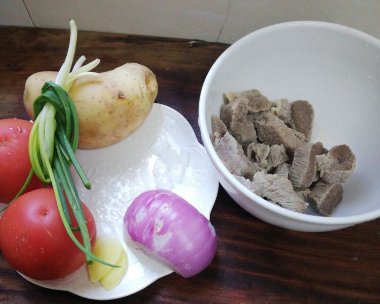第2步(西红柿土豆炖牛腩的做法)