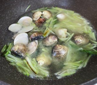 第5步(青萝卜蛤蜊炖豆腐汤的做法)