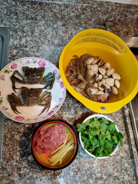 第1步(砂锅海鲜粥的做法)