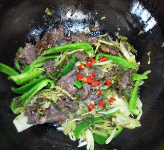 第6步(酸菜炒牛肉的做法)