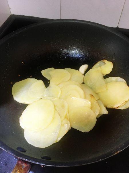 第5步(油爆土豆片的做法)