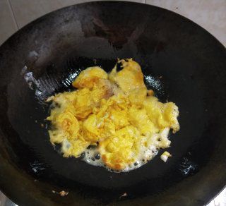 第4步(蒜苔炒鸡蛋的做法)