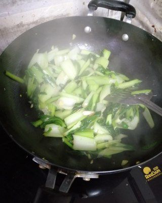 第4步(“清肠食谱”蒜蓉黑白菜的做法)