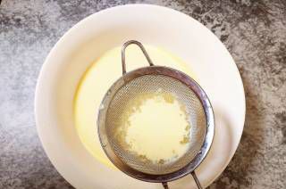 第4步(牛奶鸡蛋布丁的做法)