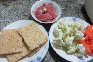 第1步(锅巴花菜肉片的做法)