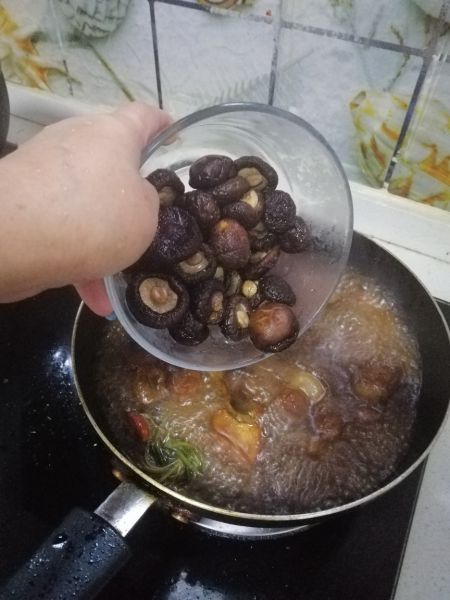 第7步(土豆香菇烧肉的做法)