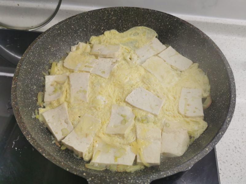 第3步(鸡蛋炖豆腐的做法)