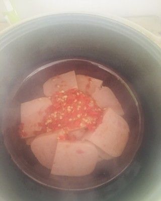 第4步(电饭锅美食-剁椒蒸午餐肉的做法)