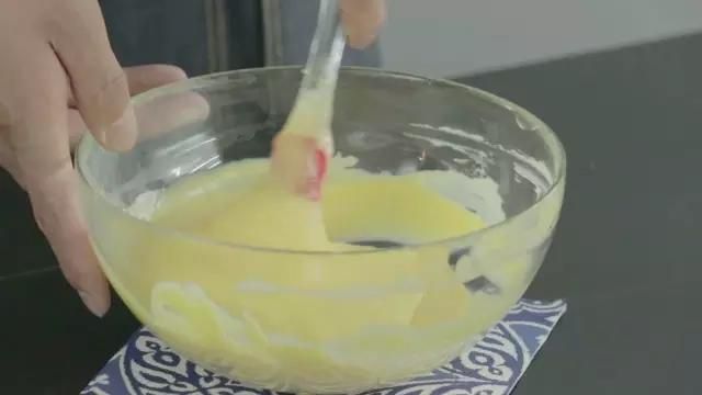 第8步(小矮人泡芙 | 爸爸厨房 VOL . 181 低筋面粉 糖 盐 鸡蛋 黄油 草莓 奶油的做法)
