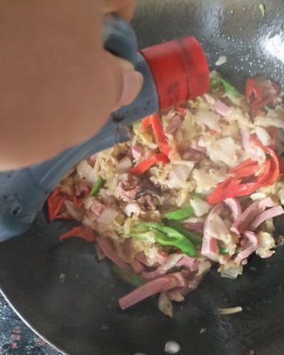 第9步(酸菜炒腊肉的做法)