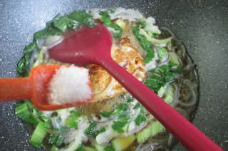 第7步(鸭蛋青菜煮米粉的做法)