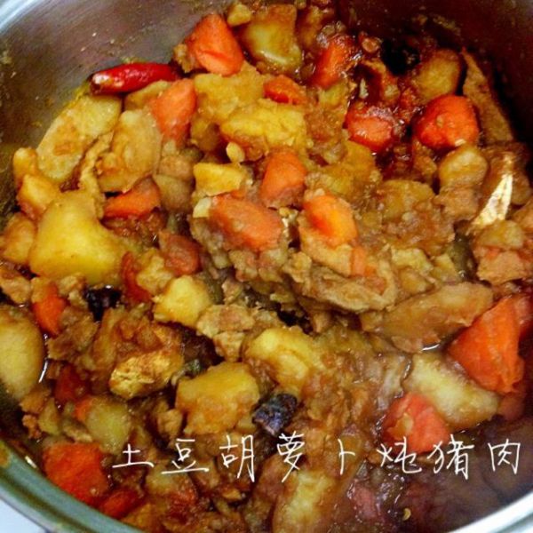土豆胡萝卜炖猪肉成品图