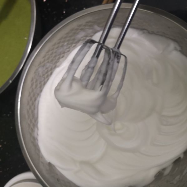 第3步(斑斓芒果蛋糕卷的做法)