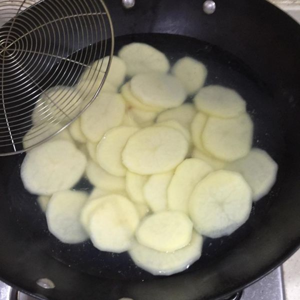 第1步(干锅土豆片的做法)