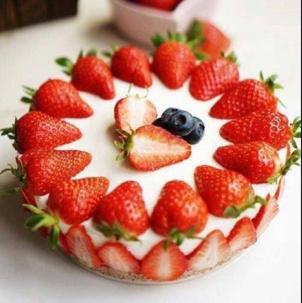 草莓酸奶慕斯蛋糕成品图