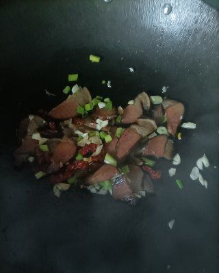 第5步(酸菜粉条炒腊肉的做法)