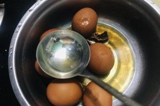 第9步(核桃壳煮鸡蛋的做法)