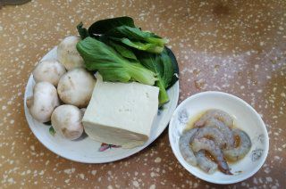 第1步(虾仁蘑菇豆腐汤的做法)