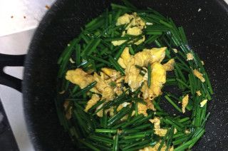 第7步(韭菜苔炒鸡蛋的做法)