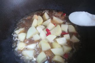第7步(土豆烧五花肉的做法)