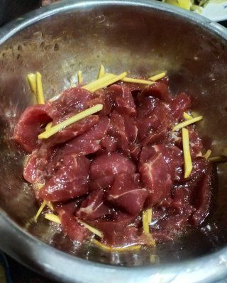 第1步(酸菜牛肉的做法)