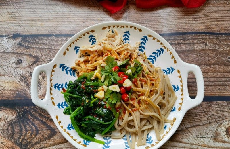 菠菜雞胸肉拌蕎麥麵成品圖