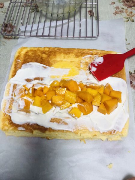第9步(芒果奶油蛋糕卷的做法)