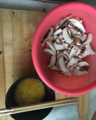 第2步(蘑菇瘦肉汤的做法)