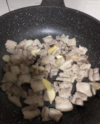 第2步(香干回锅肉的做法)