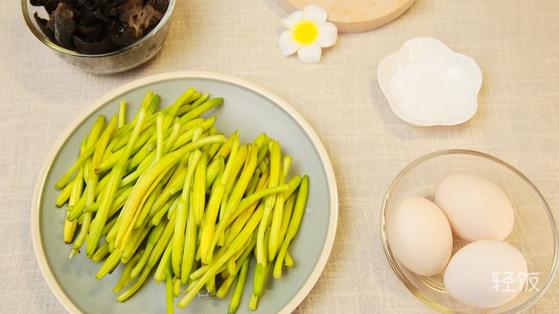第1步(黄花菜炒鸡蛋丨健康养生又好吃！！的做法)